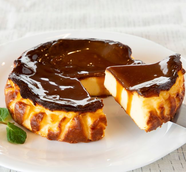 三ヶ日みかんのバスクチーズケーキ　醤油キャラメルソースがけ